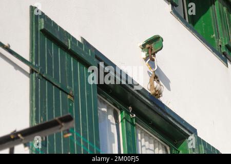 Detail einer Seilrolle in einem alten Fischerhaus in San Sebastian Stockfoto