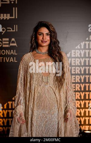 Die indische Schauspielerin Priyanka Chopra betritt den roten Teppich, als sie am 1.. Dezember 2022 zur Eröffnungszeremonie des 2.. Rotmeer-Filmfestivals in Jeddah, Saudi-Arabien, ankommt. Foto: Balkis Press/ABACAPRESS.COM Stockfoto