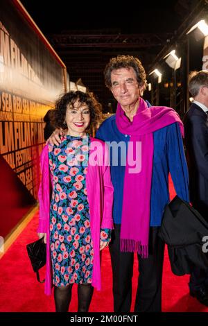 Präsident des Instituts du monde arabe Jack lang und Frau Monique gehen am zweiten Tag des 2.. Red Sea Film Festivals am 2.. Dezember 2022 in Jeddah, Saudi-Arabien, zur Vorführung über den roten Teppich. Foto: Balkis Press/ABACAPRESS.COM Stockfoto