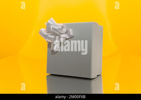 Graues Präsentationsfeld auf gelbem Hintergrund Stockfoto