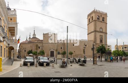 Badajoz Spanien - 09 16 2021 Uhr: Blick auf die Metropolitankathedrale des Heiligen Johannes, dem Täufer von Badajoz, Außenfassade, römisch-katholische Kathedrale, Kirche i. Stockfoto