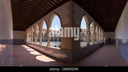 Tomar Portugal - 08 09 2022 Uhr: Blick auf das verzierte romanische Waschkloster oder Claustro da Lavagem, ein berühmtes Stück des portugiesischen romanischen Typs Stockfoto