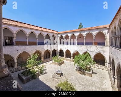 Tomar Portugal - 08 09 2022 Uhr: Blick auf das verzierte romanische Waschkloster oder Claustro da Lavagem, ein berühmtes Stück des portugiesischen romanischen Typs Stockfoto