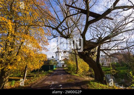 Tempel des ehemaligen Klosters Spaso-Preobrashenski (Verklärung) in Staraya Russa, Region Nowgorod, Russland Stockfoto