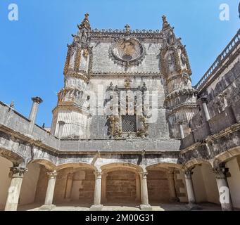 Tomar Portugal - 08 09 2022: Herrlicher Blick auf die portugiesische gotische Fassade, manueline Fassade, mit ornamentierten Details, Rosacea und ikonischen Fenster, auf Cl Stockfoto