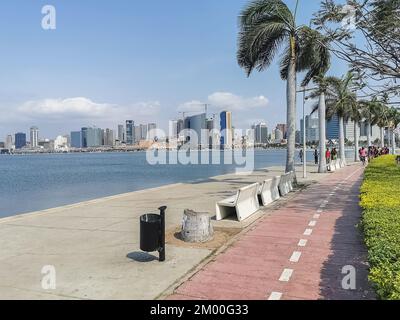 Luanda Angola - 09 17 2022: Blick auf die Luanda Bucht und Luanda marginal, Fußgängerweg mit tropischen Palmen, Downtown Lifestyle, Cabo Island, Stockfoto