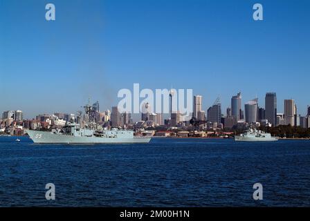 Sydney, NSW, Australien - 10. Mai 2010: Kriegsschiff HMAS Melbourne und HMAS Ballarat der Royal Australian Navy in Wooloomooloo Bay Stockfoto