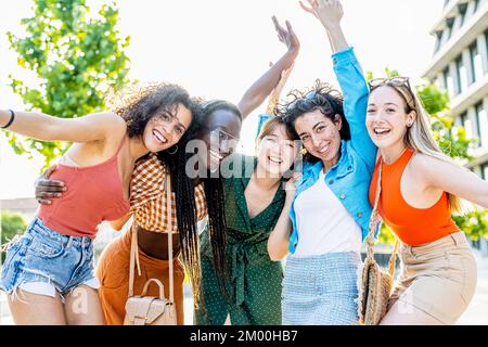 Gruppe von fünf jungen Frauen, die lächeln und Spaß haben, weibliche Studenten, die ihre Leistungen, Schwesternschaft und Sommerkonzept feiern Stockfoto