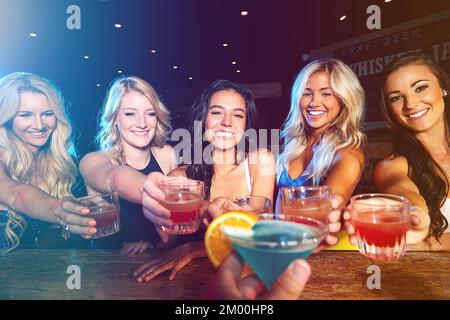 Cocktails, Happy Hour und Freunde im Club mit einem Toast zum Feiern, Neujahrsgeselligkeit und Drinks während eines Mädchenabends. Party, Alkohol und Gruppe von Stockfoto