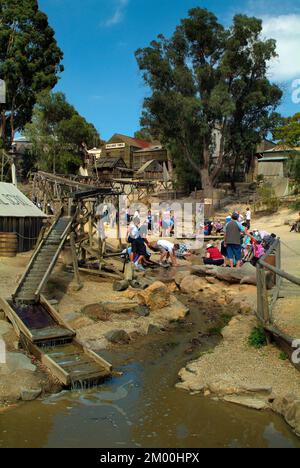 Ballarat, VIC, Australien - 23. Januar 2008: Nicht identifizierte Menschen, die auf Sovereign Hill nach Gold suchen - ein umgebautes Goldgräberdorf und es vorgezogen hat Stockfoto