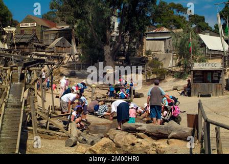 Ballarat, VIC, Australien - 23. Januar 2008: Nicht identifizierte Menschen, die auf Sovereign Hill nach Gold suchen - ein umgebautes Goldgräberdorf und es vorgezogen hat Stockfoto