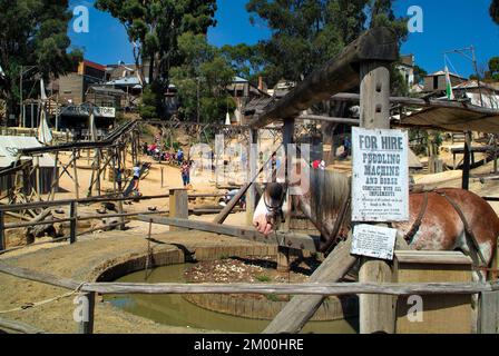 Ballarat, VIC, Australien - 23. Januar 2008: Nicht identifizierte Menschen, die auf Sovereign Hill nach Gold suchen - ein umgebautes Goldgräberdorf und es vorgezogen hat Stockfoto