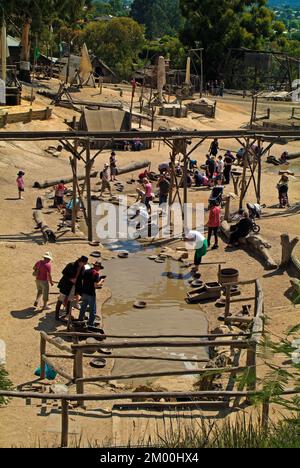 Ballarat, VIC, Australien - 23. Januar 2008: Nicht identifizierte Menschen, die auf Sovereign Hill nach Gold suchen - ein umgebautes Goldgräberdorf und es vorgezogen hat Stockfoto