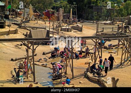 Ballarat, VIC, Australien - 23. Januar 2008: Nicht identifizierte Menschen, die auf Sovereign Hill nach Gold suchen - ein umgebautes Goldgräberdorf und es vorgezogen hat Stockfoto