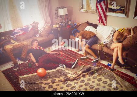 Schlafen, betrunken und feiern mit Leuten im Wohnzimmer am Morgen mit Kater, Feier und Frühlingsferien. Sommer, gesellig und Getränk mit der Gruppe Stockfoto