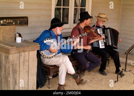 Ballarat, VIC, Australien - 23. Januar 2008: Nicht identifizierte Musiker mit Fiddle, Banjo und Mundharmonika auf Sovereign Hill - ein umgebautes Goldgräberdorf Stockfoto