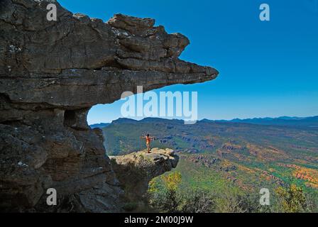 Australien, Frau auf Felsformation, nannte Die Balkone im Grampians National Park, Victoria Stockfoto