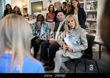 New Orleans, USA. 03.. Dezember 2022. La Première Dame Brigitte Macron a visité le Lycée Francais de la Nouvelle-Orléans, à l'occasion de son voyage officiel aux Etats-Unis. Elle a notamment échangé avec les élèves sur la lutte contre le harcèlement scolaire et les cyberviolences. Le 2 décembre 2022. Die französische First Lady Brigitte Macron besuchte das Lycée Francais de la Nouvelle-Orléans anlässlich ihres offiziellen Besuchs in den Vereinigten Staaten. Sie sprach mit Schülern über den Kampf gegen Belästigung und Cybergewalt in der Schule. In New Orleans, LA, USA, am 2. Dezember 2022. Foto: Dominique Jacovide Stockfoto