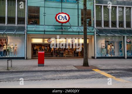 Hamburg, Deutschland - 05 12 2021: Eingangsbereich des C und Ein Bekleidungsgeschäft in der Mönckebergstraße 9 in Hamburg, die im Mai 2022 geschlossen wurde. Stockfoto