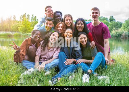 Junge Freunde aus verschiedenen Kulturen und Rassen posieren für Porträt, Generation z und Millennials Gruppe von Menschen, die Spaß zusammen haben, Sonnenschein und Lig Stockfoto