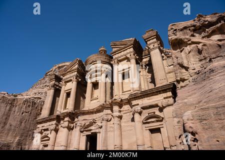 Ad Deir oder das Kloster in Petra, Jordanien, haben auch ad-Dayr und el-Deir geschrieben, ein Monumentalgräber der Nabatäer Stockfoto