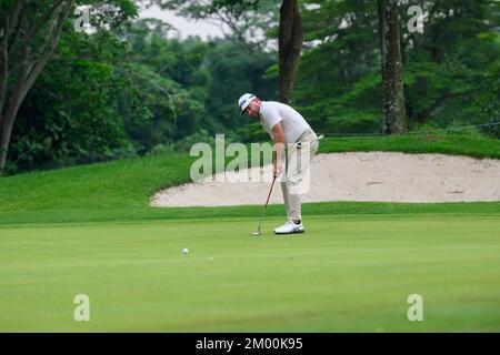 Jakarta, INDONESIEN. 03.. Dezember 2022. Graeme McDowell aus NORDIRLAND wirft in der 3.. Runde die indonesischen BNI Masters im Royale Jakarta Golf Club in Jakarta, INDONESIEN, auf Loch 11 12. McDowell stand 3 Schüsse zurück, als schlechtes Wetter das Verfahren zum Abschluss brachte. Kredit: Jason Butler/Alamy Live News. Stockfoto