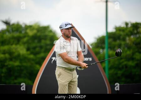 Jakarta, INDONESIEN. 03.. Dezember 2022. Graeme McDowell aus NORDIRLAND holt sich in der 3.. Runde beim BNI Indonesian Masters im Royale Jakarta Golf Club in Jakarta, INDONESIEN, beim Loch 5 12 den Abschlag. McDowell stand 3 Schüsse zurück, als schlechtes Wetter das Verfahren zum Abschluss brachte. Kredit: Jason Butler/Alamy Live News. Stockfoto