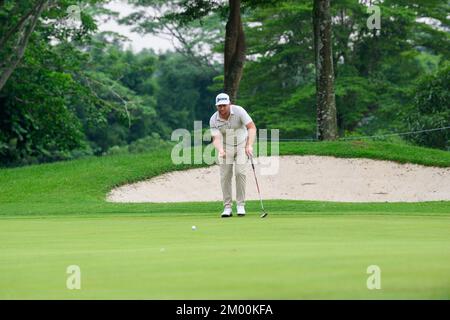 Jakarta, INDONESIEN. 03.. Dezember 2022. Graeme McDowell aus NORDIRLAND wirft in der 3.. Runde die indonesischen BNI Masters im Royale Jakarta Golf Club in Jakarta, INDONESIEN, auf Loch 11 12. McDowell stand 3 Schüsse zurück, als schlechtes Wetter das Verfahren zum Abschluss brachte. Kredit: Jason Butler/Alamy Live News. Stockfoto