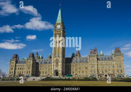 Kanadisches Parlamentsgebäude mit Friedensturm auf Parliament Hill in Ottawa, Ontario, Kanada Stockfoto