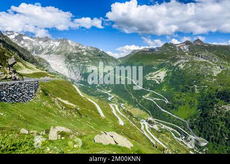 Gewundene Passstraße in den Schweizer Alpen, Blick vom Grimsel Pass auf die Furka Pass Road und das Dorf Gletsch im oberen Rhone-Tal Stockfoto