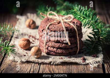 Süße und hausgemachte Schokoladenkekse aus Kakao und Zucker. Kleine Kekse aus Kakao und Nüssen. Stockfoto