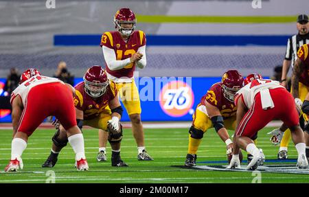 Allegiant-Stadion. 02.. Dezember 2022. NV USA Der USC-Quarterback Caleb Williams (13) beginnt das Spiel während des NCAA Pac 12-Fußballmeisterschaftsspiels zwischen den USC Trojanern und den Utah Utes. Utah schlug die USC 47-24 im Allegiant Stadium. Thurman James/CSM/Alamy Live News Stockfoto