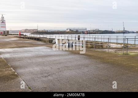 Eine DJI Mini 3 Pro Drohne schwebt über dem Pier in Hartlepool, England, Großbritannien Stockfoto