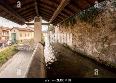 Borgo San Dalmazzo, Cuneo, Italien - 01. Dezember 2022: Das Steinwaschhaus in der Via Discesa Molino (Abfahrtsmühle) Stockfoto