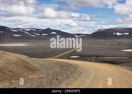 Mondlandschaft mit Wüstenstraße im Hochland Islands durch Schwarzaschenfelder, die nach Askja führen Stockfoto