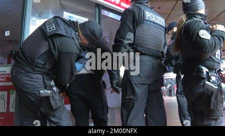 Hamburg, Deutschland. 02.. Dezember 2022. Polizisten überprüfen einen Mann am Hamburger Hauptbahnhof. Waffen verboten: Wer die Hauptbahnhöfe in Hamburg, Hannover und Bremen während der Adventswochenenden betreten will, sollte Messer und andere gefährliche Gegenstände zu bestimmten Zeiten lieber zu Hause lassen. Die Bundespolizei hat vorübergehende Sperrzonen für Waffen in diesen Stationen verhängt. (An dpa: Waffenembargos am Hamburger Hauptbahnhof) Kredit: Steven Hutchings/TNN/dpa/Alamy Live News Stockfoto