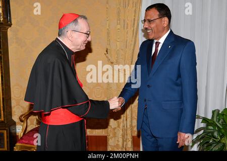 Vatikan, Vatikan. 03.. Dezember 2022. Italien, Rom, Vatikan, 22/12/3 Kardinal Pietro Parolin empfängt Herrn Mohamed Bazoum, Präsident der Republik Niger, in privater Audienz im Vatikan Foto von Vatikanmedien/katholisches Pressefoto. BESCHRÄNKT AUF REDAKTIONELLE VERWENDUNG - KEIN MARKETING - KEINE WERBEKAMPAGNEN Kredit: Independent Photo Agency/Alamy Live News Stockfoto