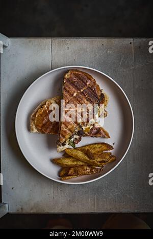 Roastbeef und Cheddar Panini Stockfoto