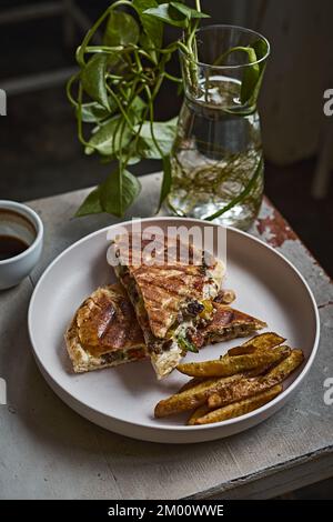 Roastbeef und Cheddar Panini Stockfoto