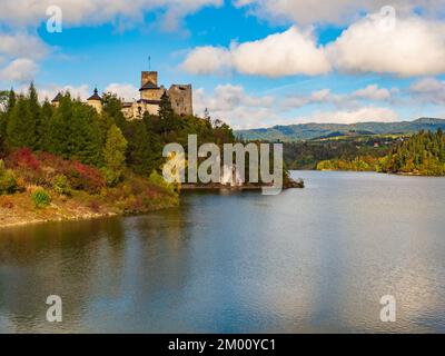 Mittelalterliches Niedzica Castle, auch bekannt als Dunajec Castle in Niedzica am künstlichen See Czorsztyn, umgeben von Erdmauern im Pieniny Mountain Stockfoto