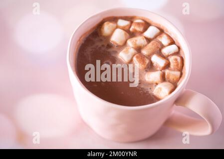 Heiße Schokolade in einem rosa Becher mit Marshmallows auf der Oberseite; Kopierbereich Stockfoto