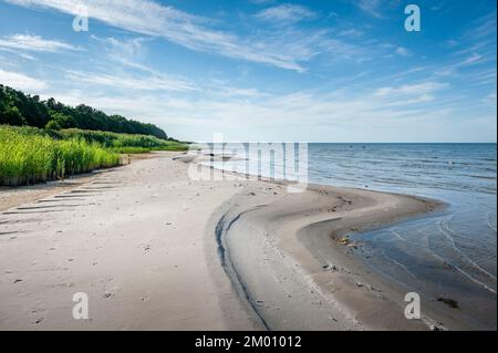 Gewundene Küste mit endlosen Zielen. Ufer der Ostsee an einem sonnigen Tag. Ruhnu Island, Estland. Stockfoto