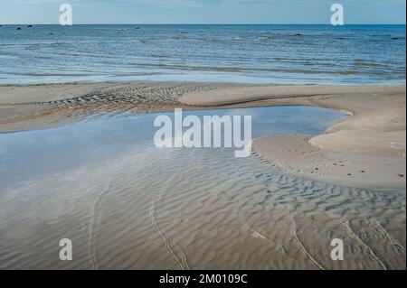 Ufer der Ostsee an einem sonnigen Tag. Ruhnu Island, Estland. Stockfoto