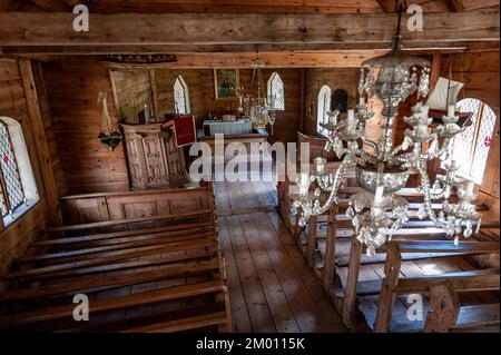 Ruhnu, Estland, 3. August 2022: Innenansicht einer Holzkirche mit leeren Bänken. St. Madelines Kirche in Ruhnu. Noch das älteste Holzgebäude Stockfoto