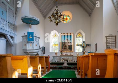 Ruhnu, Estland, 3. August 2022: Innenansicht einer Kirche mit leeren Bänken. St. Madelines Kirche in Ruhnu. Stockfoto