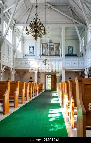 Ruhnu, Estland, 3. August 2022: Innenansicht einer Kirche mit leeren Bänken. St. Madelines Kirche in Ruhnu. Stockfoto