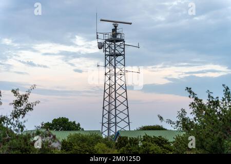 Telekommunikationsturm mit 5G-Mobilfunkantenne im Stadthintergrund Stockfoto