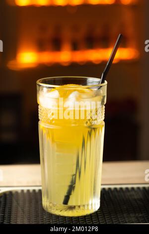 Nahaufnahme von eiskalten Gourmet-Cocktails mit Gin und Tonic Limonade, garniert mit Orangenscheiben an der Bar mit verschwommenem Hintergrund der Restaurant-Bar. Speicherplatz kopieren Stockfoto