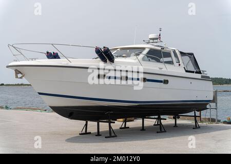 Bild: Boat on Stand am Ufer, Nahaufnahme des Teils der Yacht, Luxusschiff, Wartung und Parkplatzboot Stockfoto