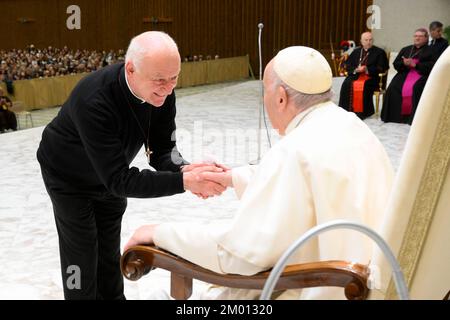 Vatikan, Vatikan. 03.. Dezember 2022. Italien, Rom, Vatikan, 22/12/3 Papst Franziskus trifft sich mit den Spendern des Weihnachtsbaums und der Geburtsszene im Vatikan, Foto der Vatikanischen Medien/katholisches Pressefoto. BESCHRÄNKT AUF REDAKTIONELLE VERWENDUNG - KEIN MARKETING - KEINE WERBEKAMPAGNEN Kredit: Independent Photo Agency/Alamy Live News Stockfoto